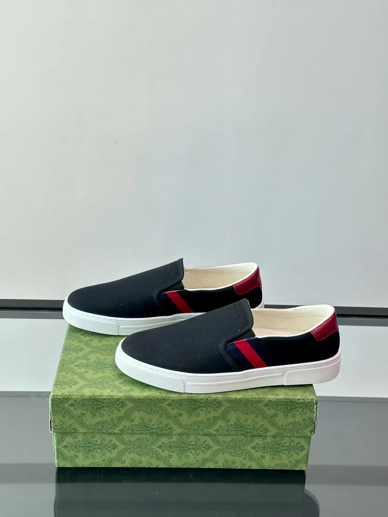 P380 new men's shoes GUCCI [Lightning] latest shoes are shipped. Original quality, fashionable, made of special materials, sheepskin lining, brand new packaging. The foot feels super comfortable and the workmanship is impeccable. Size: 38-45